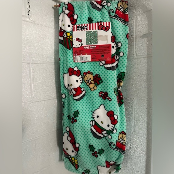 *CLEARANCE* NWT HELLO KITTY SANTA HAT & SLEIGH GREEN 60 x 70 CHRISTMAS THROW - Picture 1 of 10